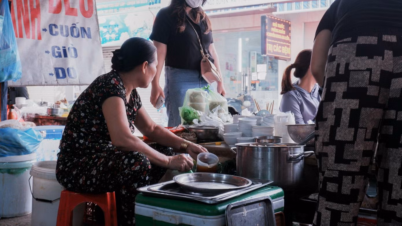 Chị Phương, chủ quán bánh bèo tại Hải Phòng chia sẻ: "Trung bình, mỗi ngày bán hàng trăm chiếc bánh. Riêng cuối tuần, tôi bán 5 lần so với ngày thường bởi khách từ các tỉnh về ăn đông và ăn xong mua về làm quà".