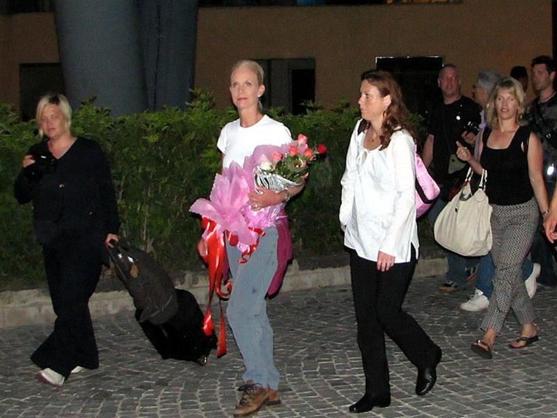 Bà Cindy McCain (người ôm hoa) và những người cùng đi tại khu đón tiếp của Vinpearl Land. Ảnh : Đình Quân