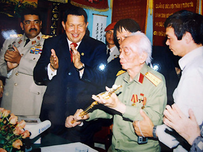 TT Hugo Chavez tặng phiên bản thanh gươm của Anh hùng Giải phóng Simon Bolivar cho Tướng Giáp ngày 1-7-2006