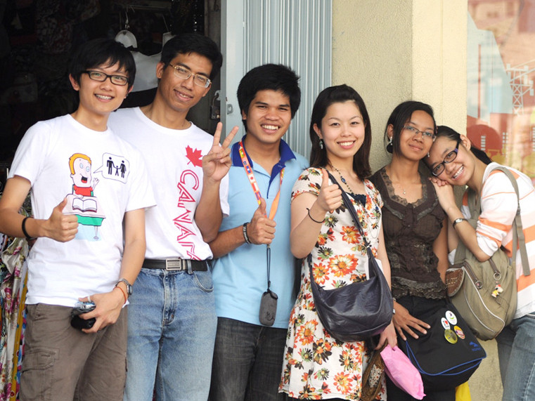 Bạn trẻ Nhật Bản cùng gia đình nuôi đi tham quan mua sắm ở chợ Bến Thành. Bạn trẻ Nhật Bản cùng gia đình nuôi đi tham quan mua sắm ở chợ Bến Thành