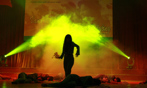 Hình ảnh những nữ TNXP cũng được tái hiện gắn với sự bi tráng