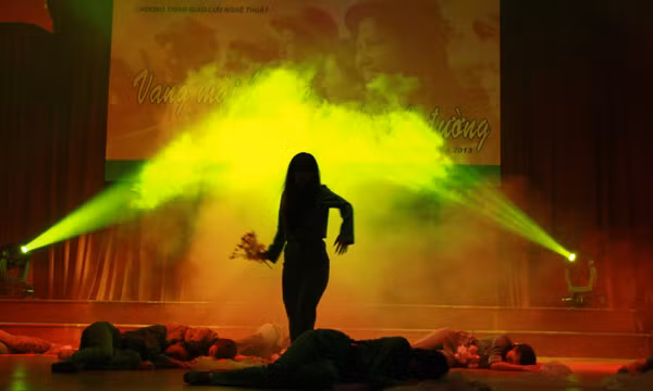 Hình ảnh những nữ TNXP cũng được tái hiện gắn với sự bi tráng