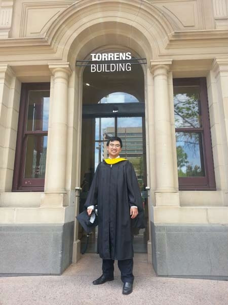 Khang trong ngày tốt nghiệp tại tòa nhà ĐH Carnegie Mellon