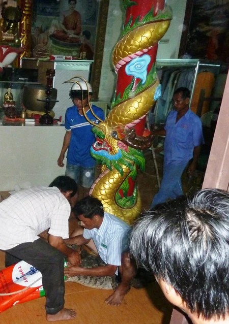 Bắt cá sấu ở chánh điện