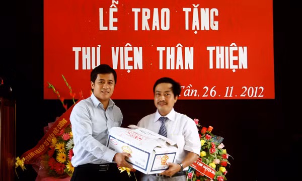 Nhà báo Phong Cầm - Phó Bí thư Chi đoàn Báo Tiền Phong thay mặt đoàn tặng sách, báo cho thư viện 