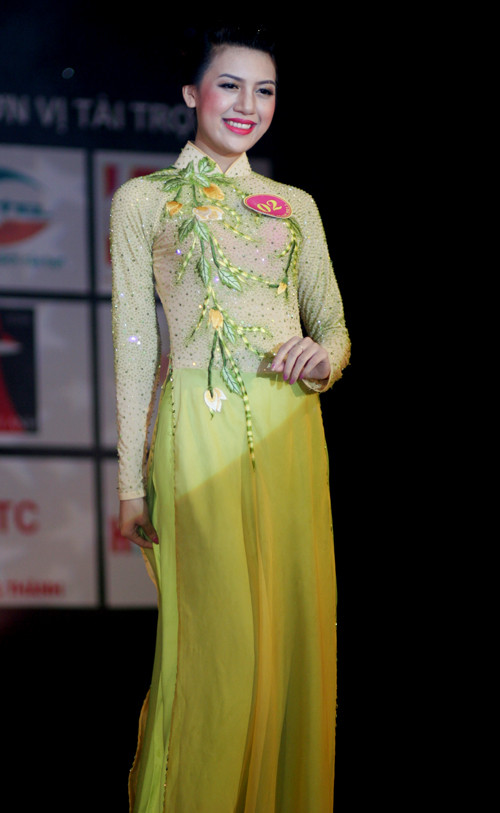 Trong phần thi trang phục dạ hội trong đêm Chúng kết