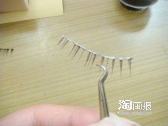 Bôi nhựa vào chân mi dưới, dùng kẹp và dính lên