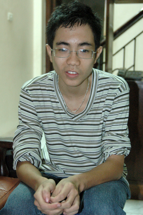 Nguyễn Trung Hiếu tại nhà chiều 6-11, sau khi đi quyên góp quần áo cho trẻ em vùng cao - Ảnh: Quang Thế. Nguyễn Trung Hiếu tại nhà chiều 6-11, sau khi đi quyên góp quần áo cho trẻ em vùng cao - Ảnh: Quang Thế