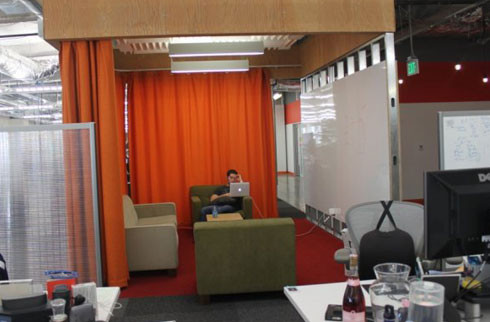 Những phòng họp trong khuôn viên chính của trụ sở Facebook. Những phòng họp trong khuôn viên chính của trụ sở Facebook