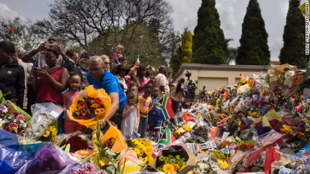 Đông đảo người dân, có cả trẻ nhỏ tới viếng thăm và đặt hoa bên ngoài nhà ông Mandela tại Johannesburg, hôm 7/12.