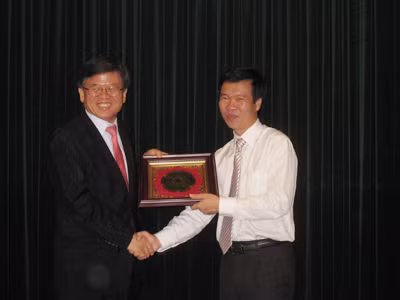 Anh Võ Văn Thưởng tặng quà lưu niệm cho Thứ trưởng Bộ Bình đẳng giới và Gia đình Hàn Quốc