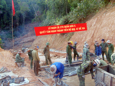 Chiến sĩ Lữ đoàn 270 tham gia xây dựng đường tuần tra biên giới