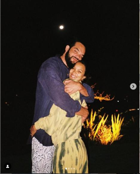 Cách đây chưa lâu, Lais Ribeiro đăng ảnh hạnh phúc bên Joakim Noah kèm lời yêu ngọt ngào chúc mừng sinh nhật bạn trai. Cô cũng cảm ơn bạn trai đã luôn đồng hành cùng mình và cho biết không tưởng tượng được sẽ sống như nào nếu thiếu anh. Cách đây chưa lâu, Lais Ribeiro đăng ảnh hạnh phúc bên Joakim Noah kèm lời yêu ngọt ngào chúc mừng sinh nhật bạn trai. Cô cũng cảm ơn bạn trai đã luôn đồng hành cùng mình và cho biết không tưởng tượng được sẽ sống như nào nếu thiếu anh.