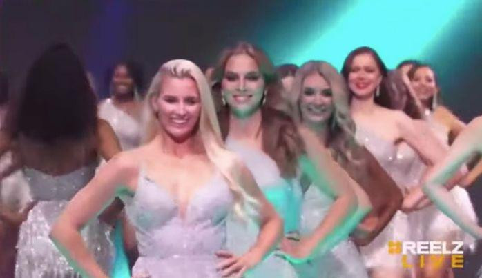 Top 40 thí sinh tham gia phần đồng diễn trên nền nhạc Latinh sôi động với những bộ váy tua rua ánh bạc khoe chân dài nóng bỏng.