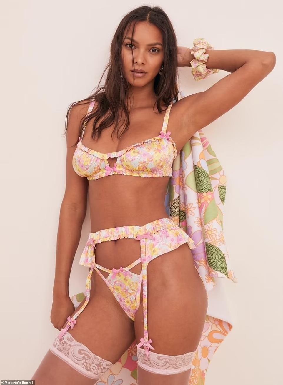 Không chỉ là "thiên thần nội y" nóng bỏng nhất nhì Victoria's Secret, mỹ nhân 9x cũng là gương mặt quen thuộc của tạp chí áo tắm danh tiếng Sports Illustrated Swimsuit. Không chỉ là "thiên thần nội y" nóng bỏng nhất nhì Victoria's Secret, mỹ nhân 9x cũng là gương mặt quen thuộc của tạp chí áo tắm danh tiếng Sports Illustrated Swimsuit.