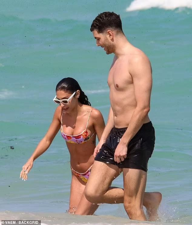 Người đẹp 9x diện bộ áo tắm họa tiết hoa màu sắc cực nóng bỏng.