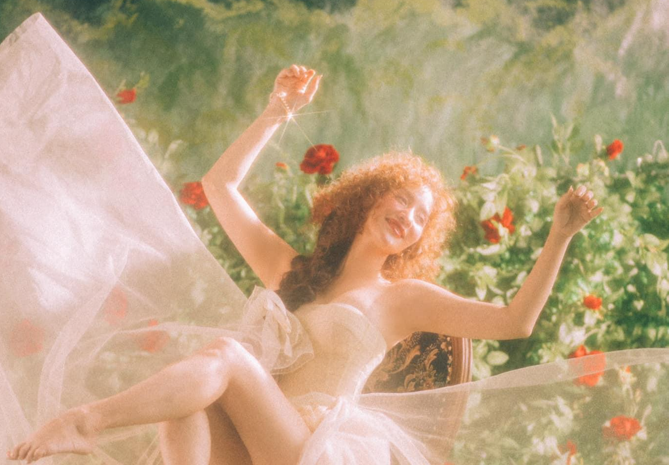 Nhan sắc tuổi 40 của Khánh Thi cùng vẻ lãng mạn trong bộ ảnh khiến người hâm mộ không khỏi xuýt xoa. &quot;Quá đẹp&quot;, &quot;Quá xuất sắc&quot;, “Khánh thi dáng đẹp ảnh rất nghệ thuật em làm người mẫu tuyệt vời”, “Đẹp lắm cô tiểu thư đài các, quyến rũ của tôi ơi. Cô đã làm say mê bao người rồi đấy nhé. Chúc mừng sinh nhật em. Chúc luôn thành công và hạnh phúc mãi đong đầy nhé nàng”.. Là những bình luận của cư dân mạng.