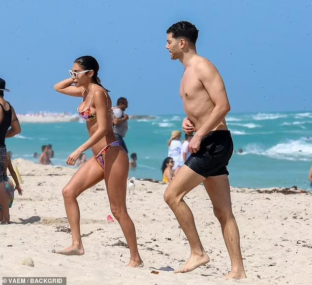 Dù xuất hiện ở bãi biển cùng nhau nhưng cô và Fai Khadra chỉ là những người bạn thông thường.