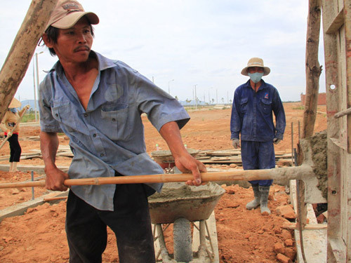 Dù bị vết thương cũ hành hạ nhưng cựu binh Dương Văn Dũng vẫn đi phụ hồ để phụ vợ nuôi con