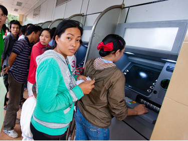 Tại một số ngân hàng, các giao dịch ATM nội mạng như rút tiền, chuyển khoản... cũng bị thu phí . Ảnh: Tiến Thành Tại một số ngân hàng, các giao dịch ATM nội mạng như rút tiền, chuyển khoản... cũng bị thu phí