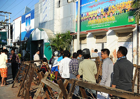 Các quầy vé không quá đông như ở Việt Nam