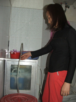 Nhiều gia đình bỏ tiền mua thiết bị lọc nước mà vẫn không át được mùi hôi, ô nhiễm. Ảnh: Minh Tuấn