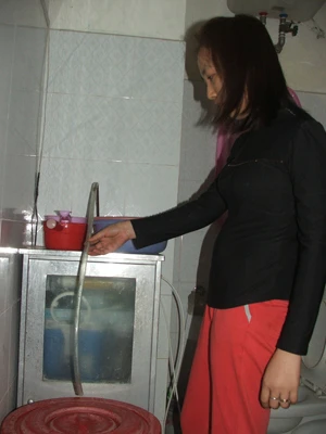 Nhiều gia đình bỏ tiền mua thiết bị lọc nước mà vẫn không át được mùi hôi, ô nhiễm. Ảnh: Minh Tuấn