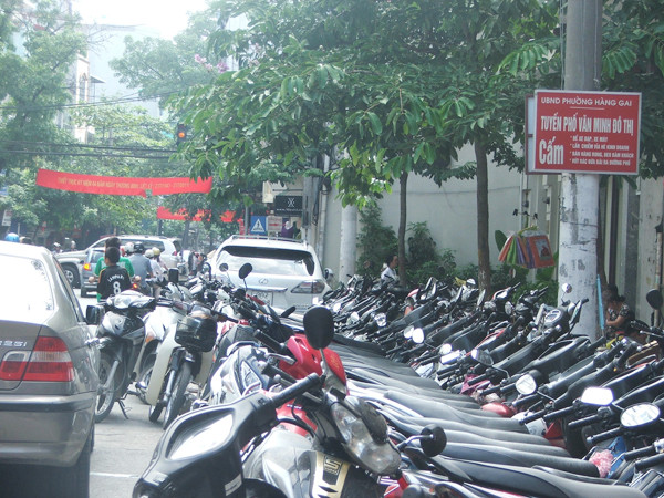 Bãi đỗ xe dưới lòng đường gây ách tắc giao thông. Ảnh: Minh Tuấn