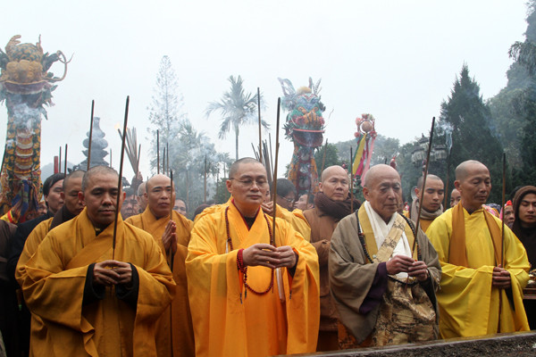 Thượng tọa Thích Minh Hiền - Trụ trì chùa Hương thành kính dâng hương cầu Hòa bình thế giới - Quốc Thái dân an