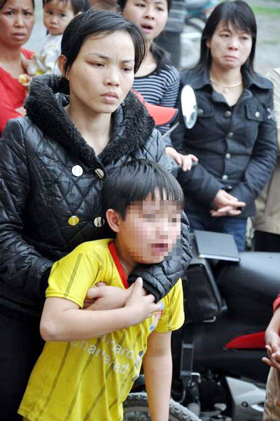 Chị Hạnh giữ chặt cậu con trai khi tên Phúc cố tìm cách gọi và nhìn mặt con lần cuối trước khi xe chở phạm nhân đưa hắn về nơi giam giữ