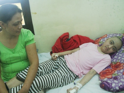 Một thời gian ngắn bị bệnh hiểm nghèo, em đã rụng hết tóc và tiều tụy hơn trước rất nhiều