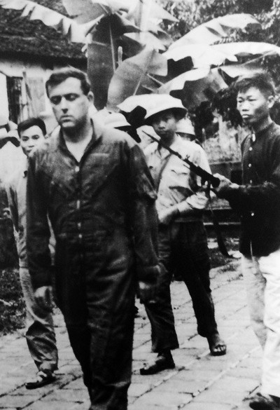 Phi công Mỹ Le Blanc bị dân quân xã Vạn Thái, Ứng Hòa bắt sống ngày 22-12-1972