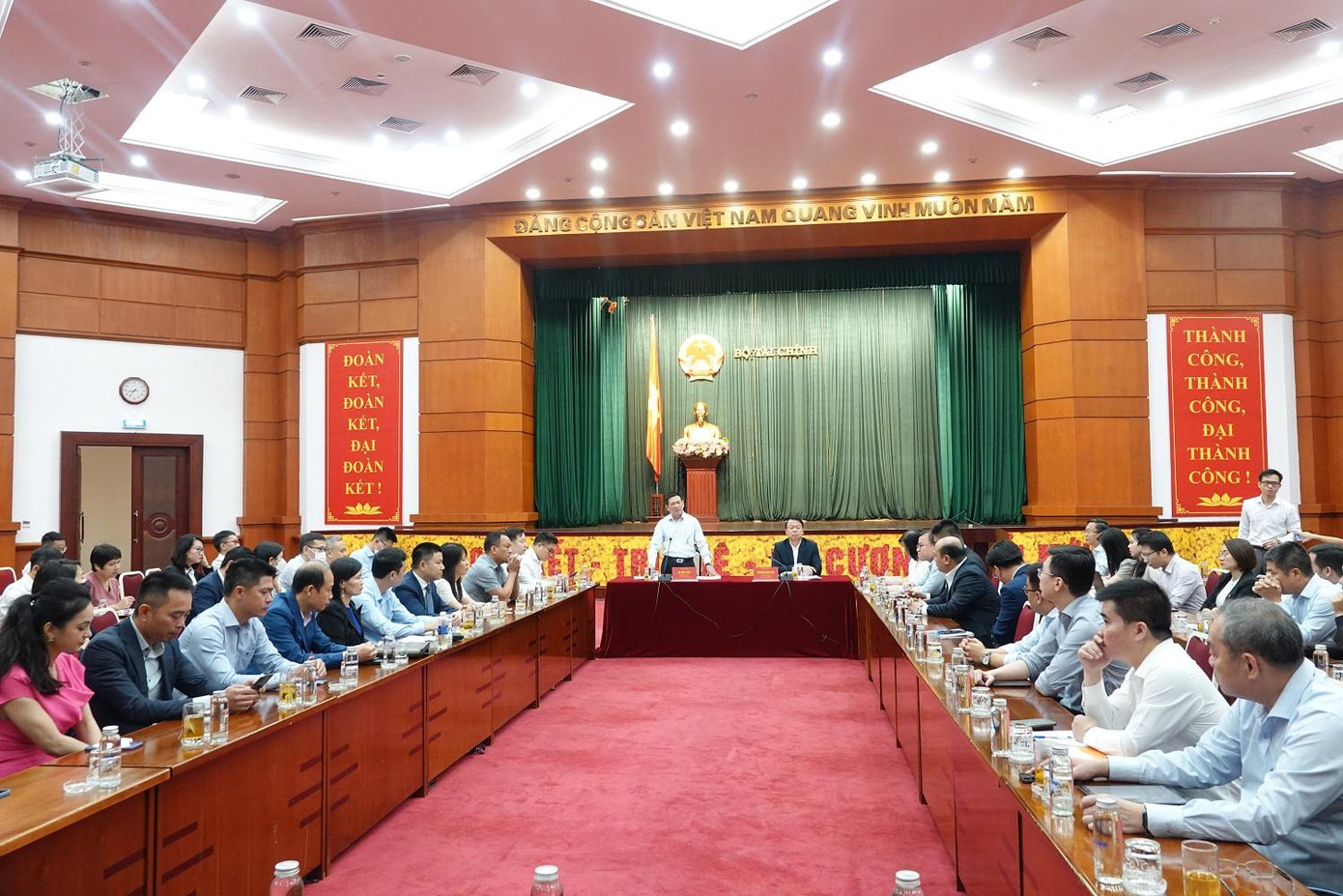 Có 7 công ty chứng khoán và 32 doanh nghiệp phát hành trái phiếu doanh nghiệp họp với Bộ Tài chính.