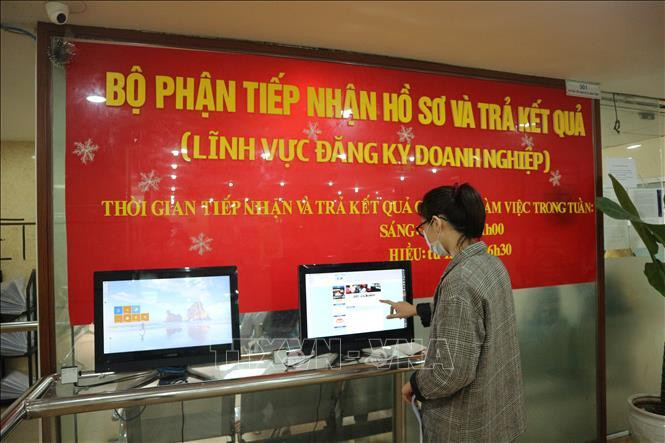 Người dân đến làm thủ tục đăng ký doanh nghiệp (ảnh minh họa).