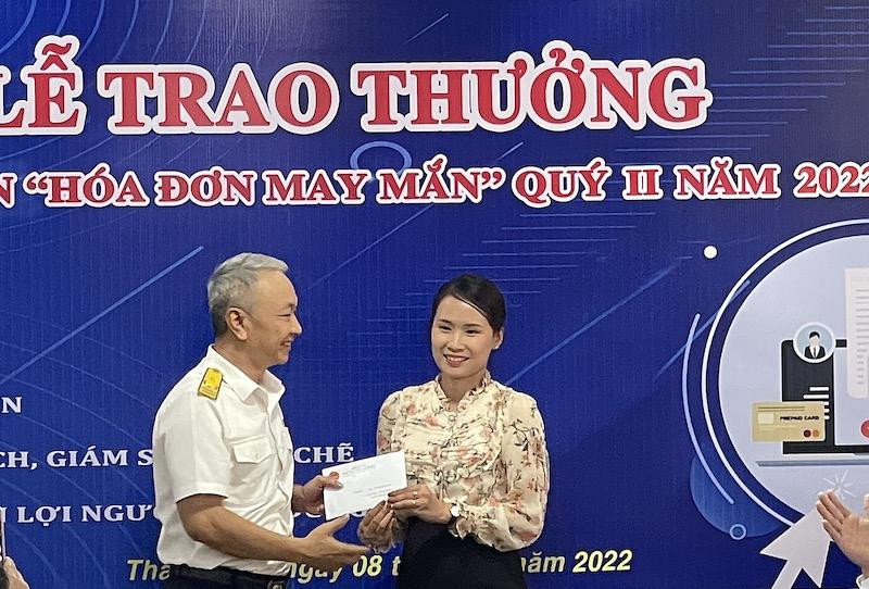 Đại diện Cục Thuế Thanh Hoá trao thưởng cho người đạt giải nhất chương trình “Hoá đơn may mắn” quý II/2022.