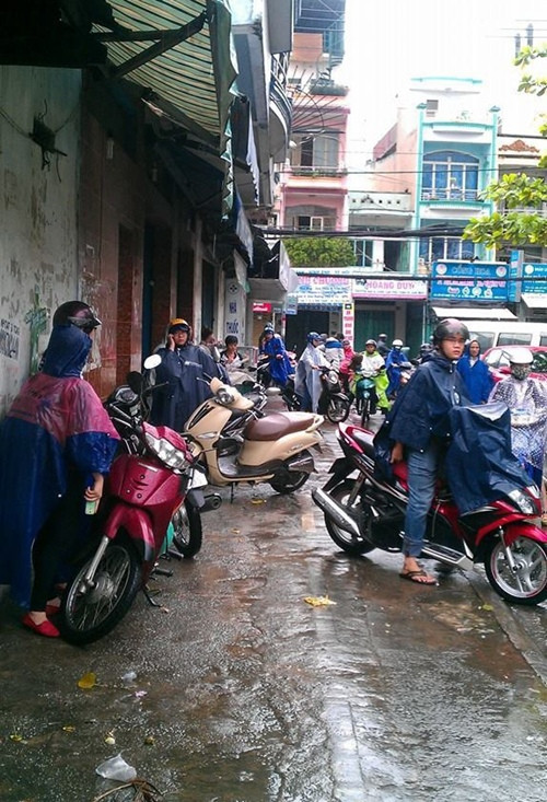 Nước ngập nặng tại các tuyến đường Kha Vạn Cân (quận Thủ Đức), Xô Viết Nghệ Tĩnh (quận Bình Thạnh)... khiến nhiều người phải dắt xe lên lề vì ước chừng không thể qua được con đường ngập sâu