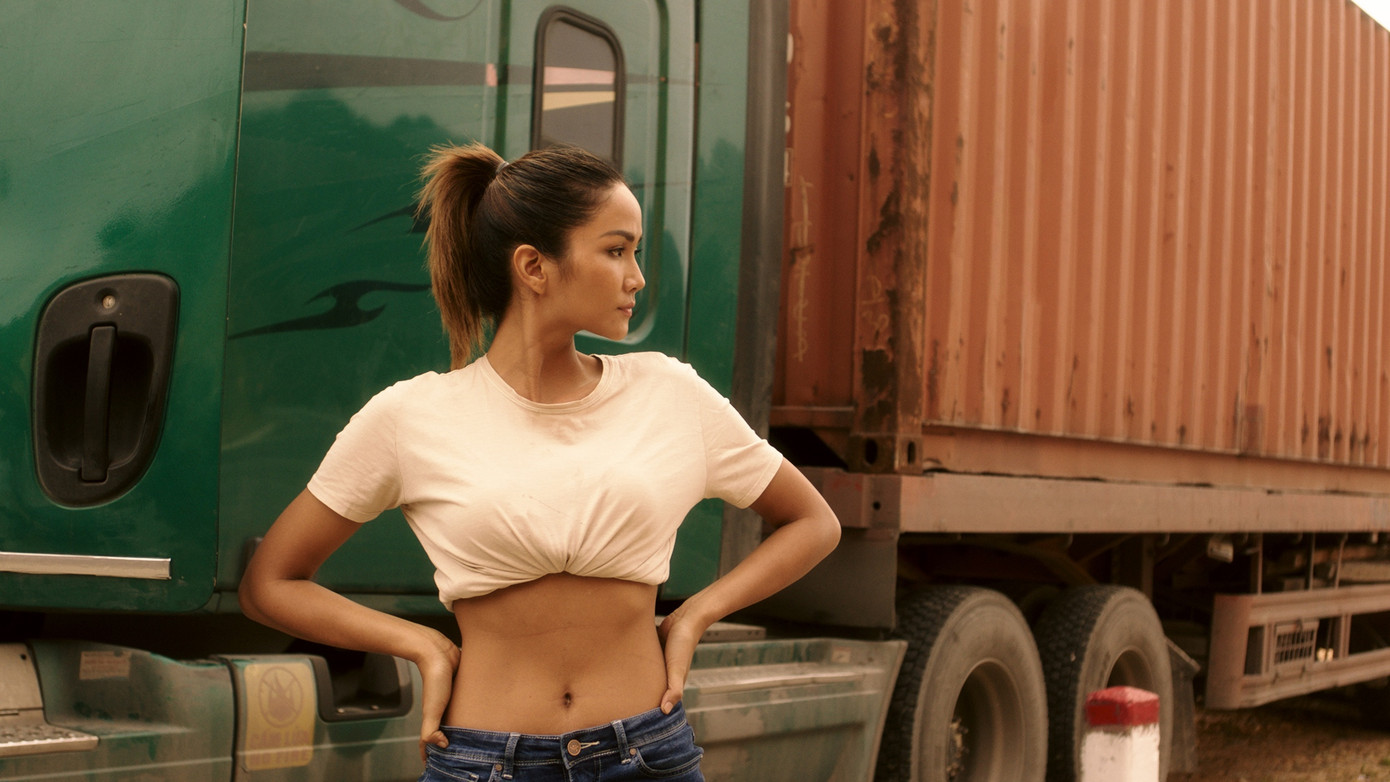 Bảo Vy phải mặc hở để vẫy xe nhờ trợ giúp nhưng vẫn không ai dừng lại.