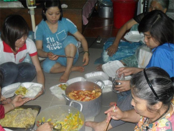 Tình nguyện viên chuẩn bị cơm chay. Tình nguyện viên chuẩn bị cơm chay