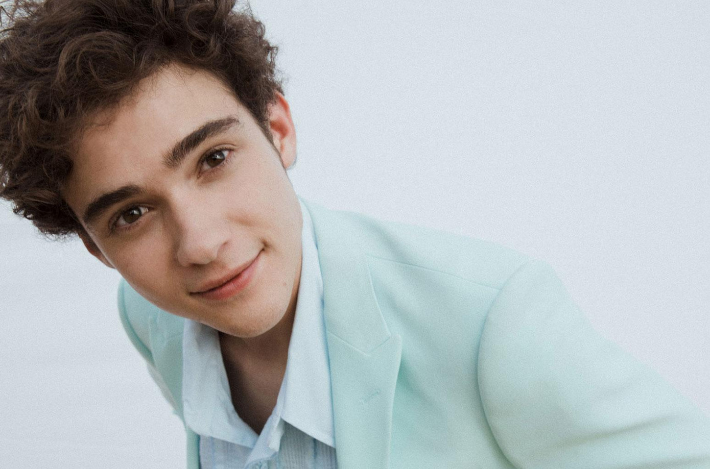 Cuộc tình chóng vánh với Olivia khiến nam ca sĩ nhận về nhiều chỉ trích. Cuộc tình chóng vánh với Olivia khiến nam ca sĩ nhận về nhiều chỉ trích.