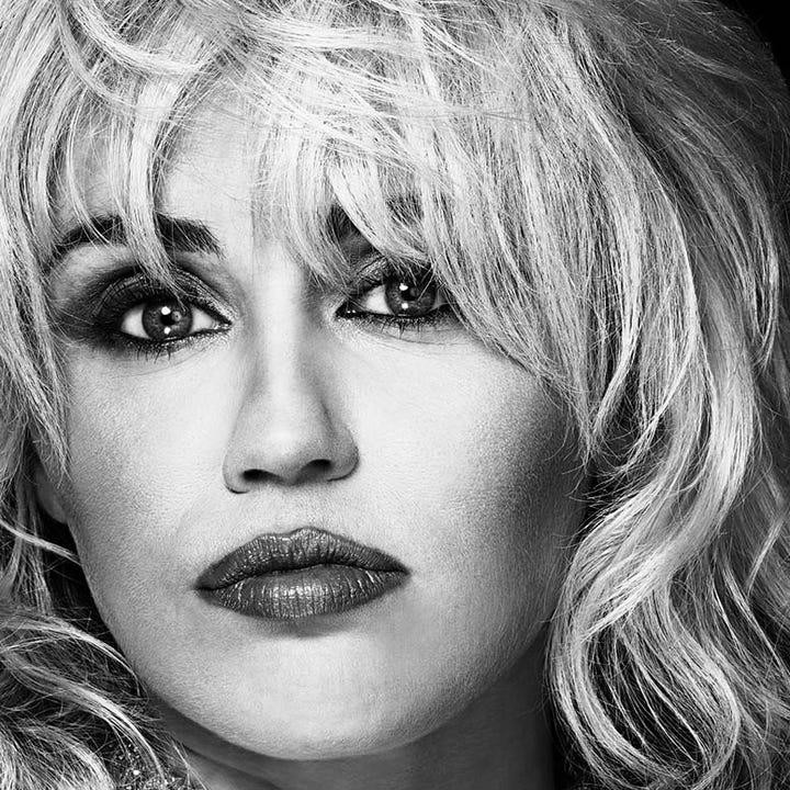 Ngoài ca hát, nữ ca sĩ còn tích cực tham gia hoạt động kinh doanh, hỗ trợ cộng đồng.