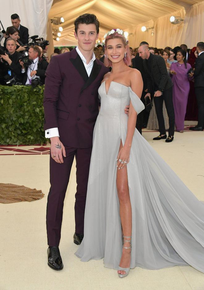 Shawn Mendes tay trong tay cùng Hailey Baldwin tại Met Gala 2018.