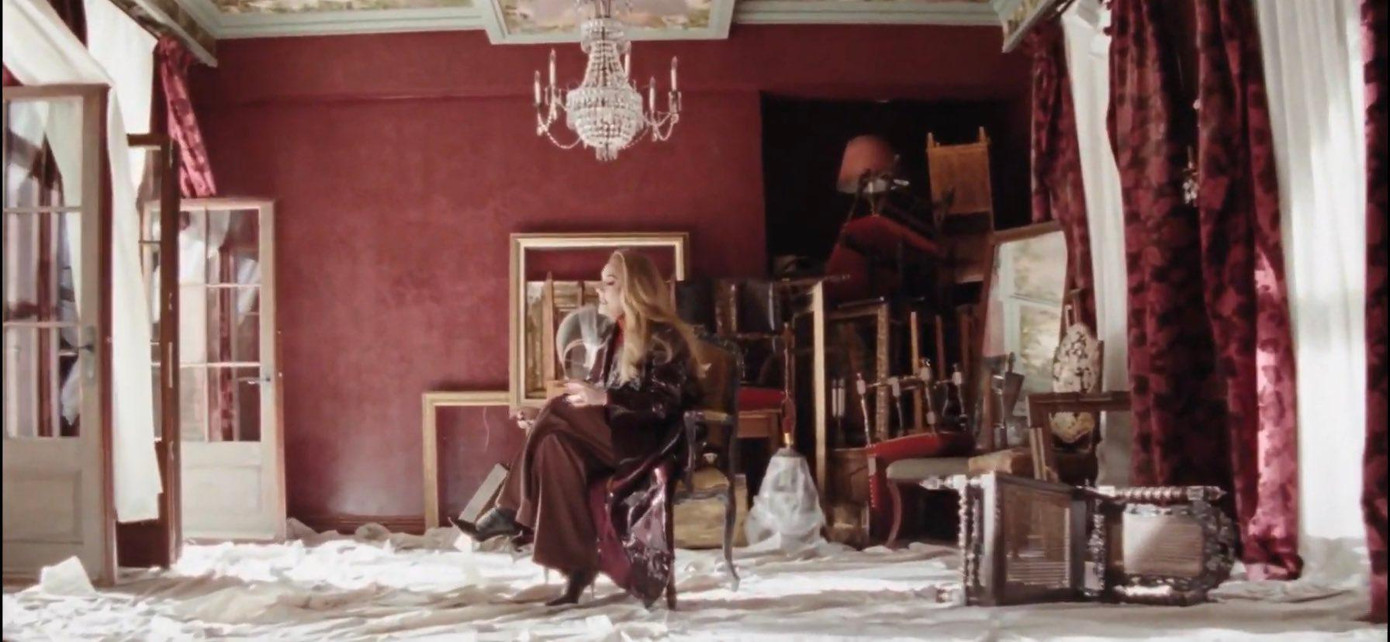 Adele "ngồi một mình giữa nhiều loại ghế". Adele "ngồi một mình giữa nhiều loại ghế".