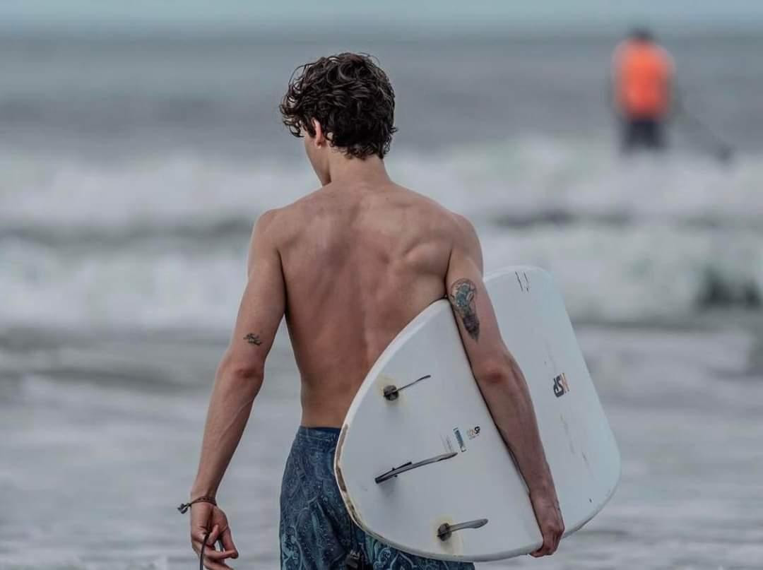 Đến bóng lưng của anh chàng cũng "mlem" như thế này đây! Đến bóng lưng của anh chàng cũng "mlem" như thế này đây!