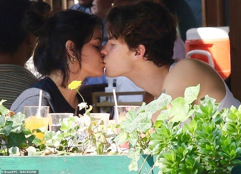 "Hun" cái rồi vui vẻ lại đi nè. "Hun" cái rồi vui vẻ lại đi nè.