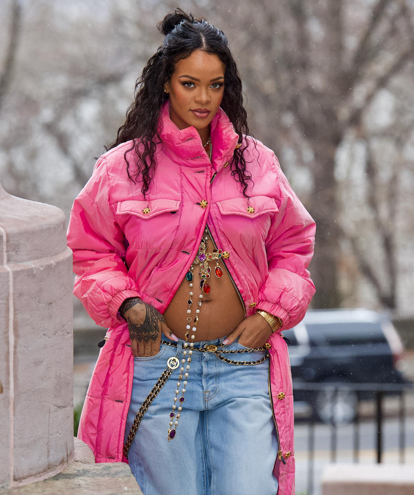 Rihanna tự tin khoe bụng bầu trong bộ hình dạo phố được chia sẻ trước đó.