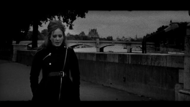 Cho đến nay Someone Liked You là MV hiếm hoi ta thấy Adele chịu khó "đi và di chuyển". Cho đến nay Someone Liked You là MV hiếm hoi ta thấy Adele chịu khó "đi và di chuyển".