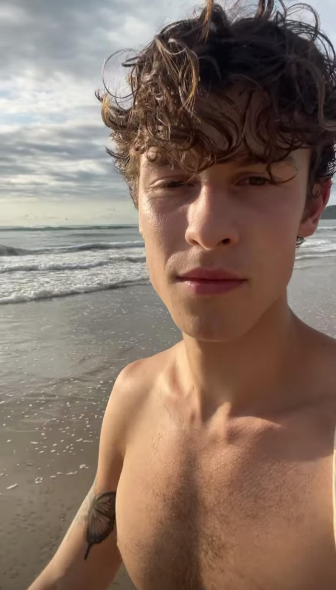 Nam ca sĩ lần đầu lộ diện sau chia tay bạn gái. Nam ca sĩ lần đầu lộ diện sau chia tay bạn gái.