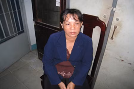 Bà Trần Thị Phụng vừa bị CQ CSĐT - Công an huyện Thuận An ra quyết định khởi tố (Ảnh: N.D)