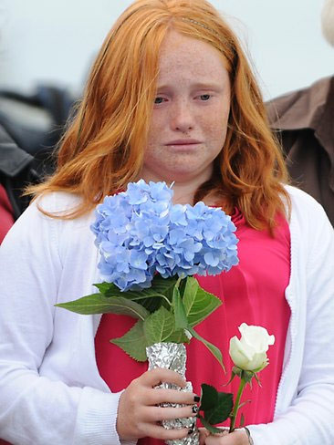 Emma Hunt, 11 tuổi, khóc khi cô tham gia lễ tưởng niệm cho cha - William Hunt - làm việc ở WTC và thiệt mạng trong vụ khủng bố