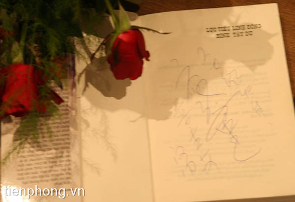 Chữ kí trên của Lục Tiểu Linh Đồng.